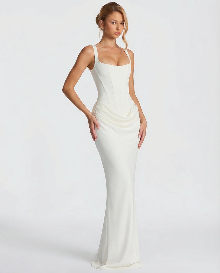 Elegancka sukienka maxi, dopasowana, na specjalne okazje, podkreślająca sylwetkę.