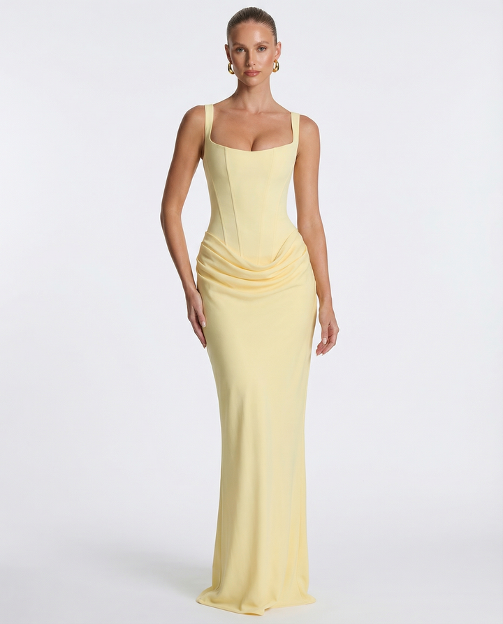 Elegancka długa sukienka wieczorowa, dopasowana, modelująca sylwetkę klepsydry.
