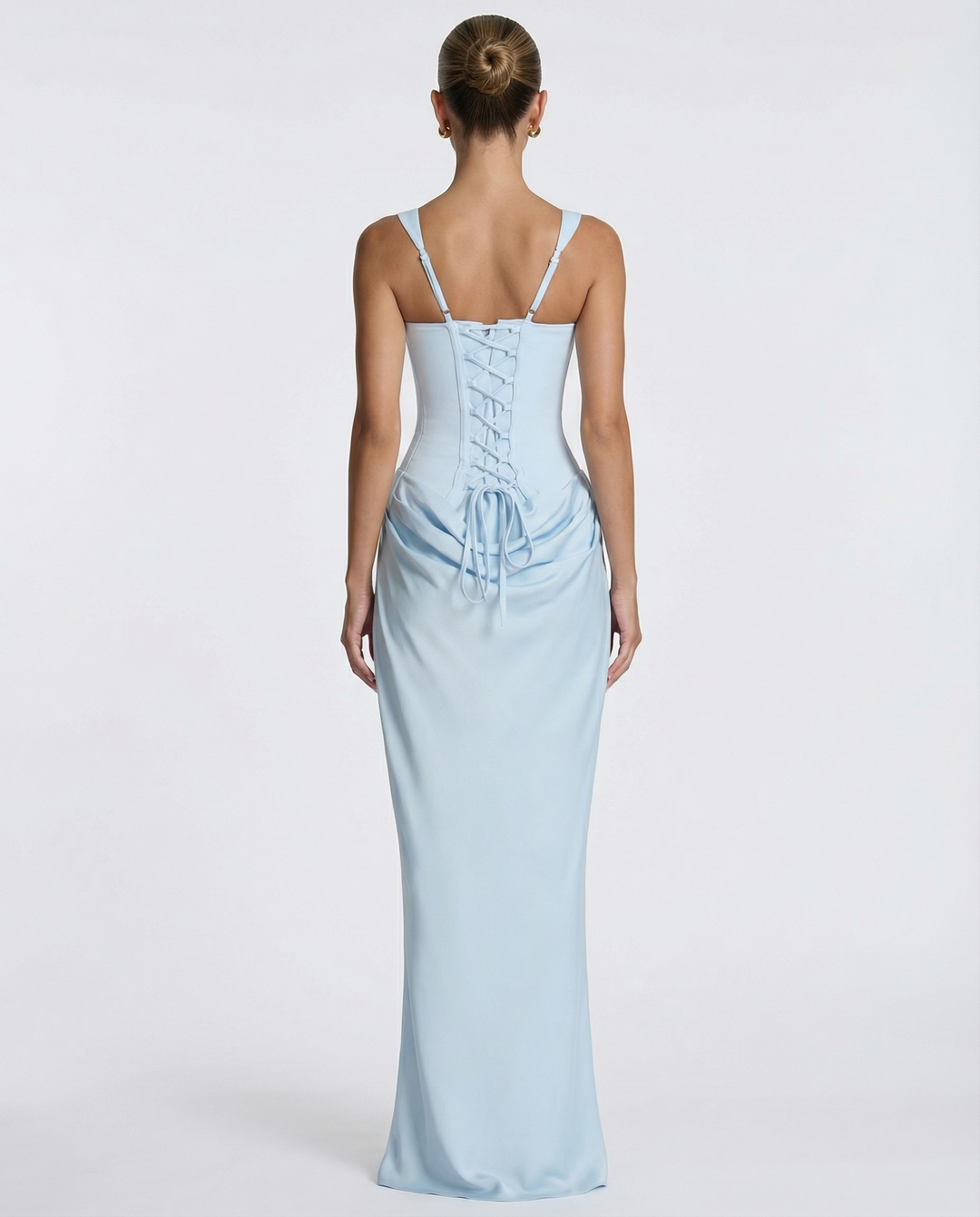 Wieczorowa sukienka damska maxi, elegancka, podkreślająca kobiecą figurę klepsydry.