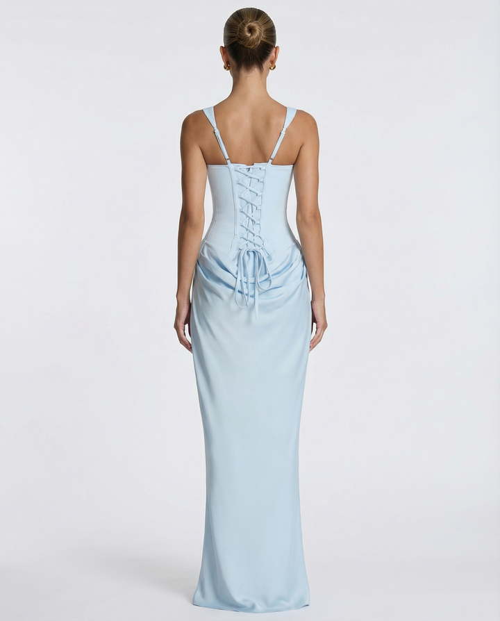 Wieczorowa sukienka damska maxi, elegancka, podkreślająca kobiecą figurę klepsydry.