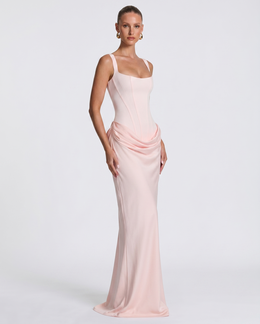 Elegancka sukienka klepsydra, maxi, dopasowana, na bal lub wesele. Modna.
