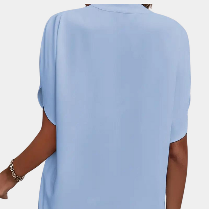 Modna bluzka damska z dekoltem w serek, krótkim rękawem. Elegancka i wygodna na co dzień.