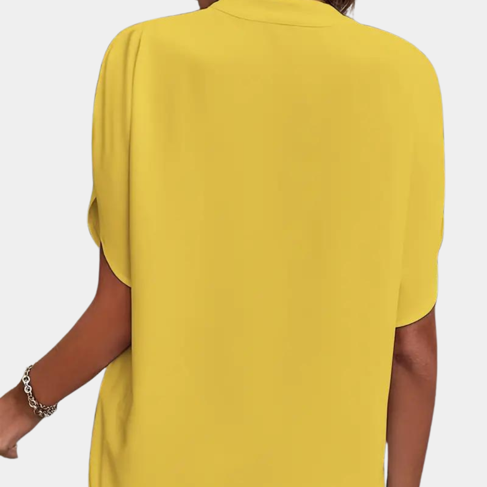 Letnia, jednolita bluzka damska z krótkim rękawem i dekoltem V. Styl casual i elegancki.