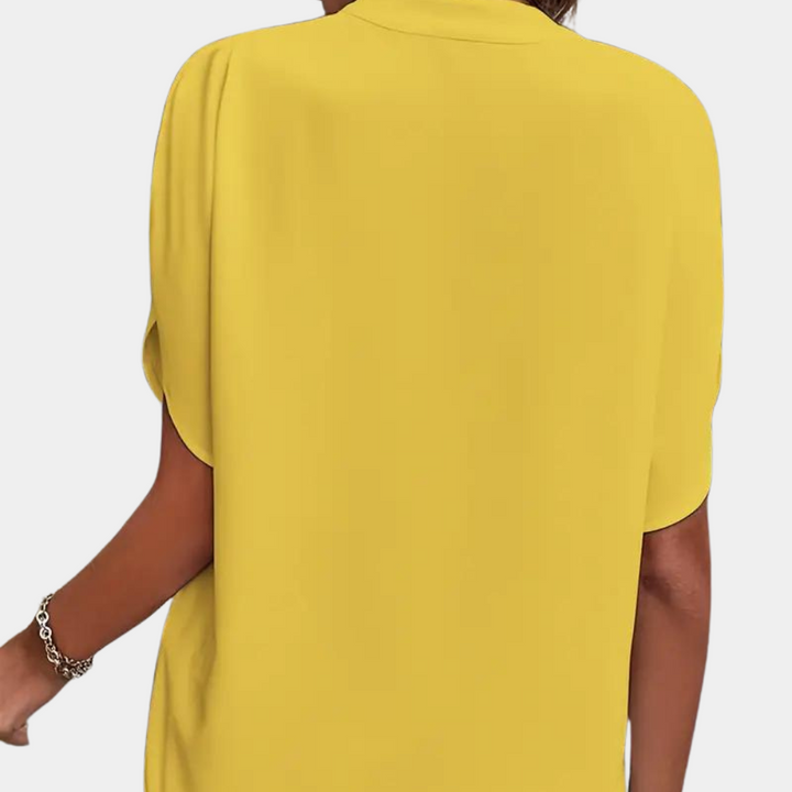 Letnia, jednolita bluzka damska z krótkim rękawem i dekoltem V. Styl casual i elegancki.
