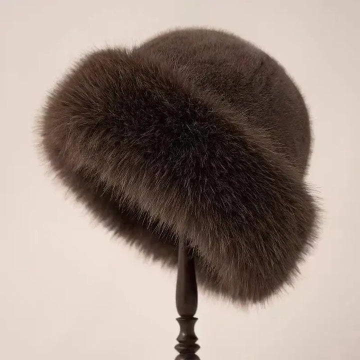 Luksusowa damska czapka futrzana z imitacji, dodająca stylu zimowym stylizacjom. Elegancka i modna.