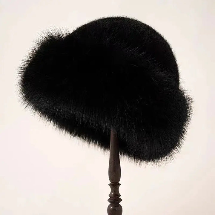 Ciepła damska czapka zimowa z miękkiej imitacji futra. Zapewnia komfort i elegancję w chłodne dni.