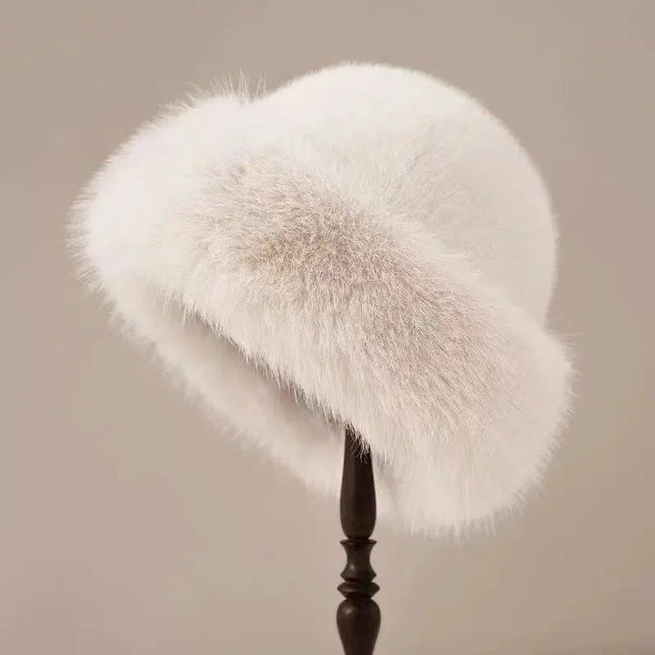 Modna damska czapka z imitacji futra, unikatowy akcesorium zimowe. Elegancka i stylowa do każdej kreacji.