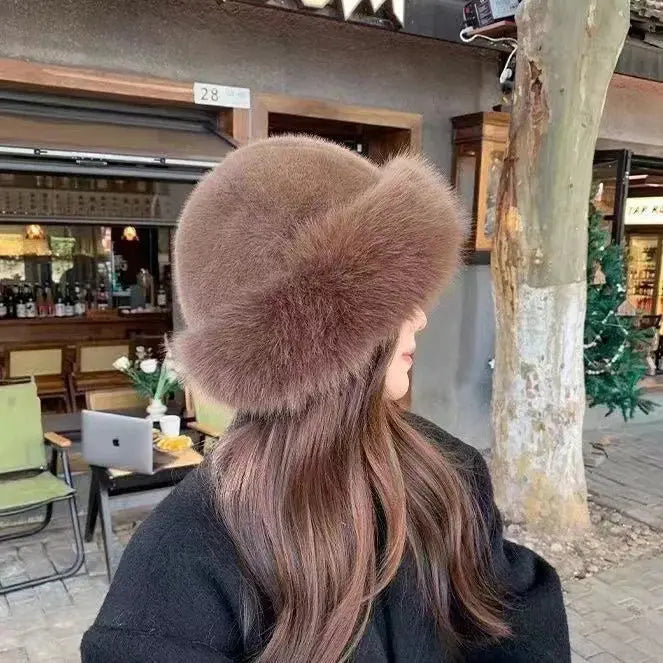 Elegancka damska czapka z luksusowej imitacji futra, widoczna tekstura materiału. Idealna do zimowych stylizacji.