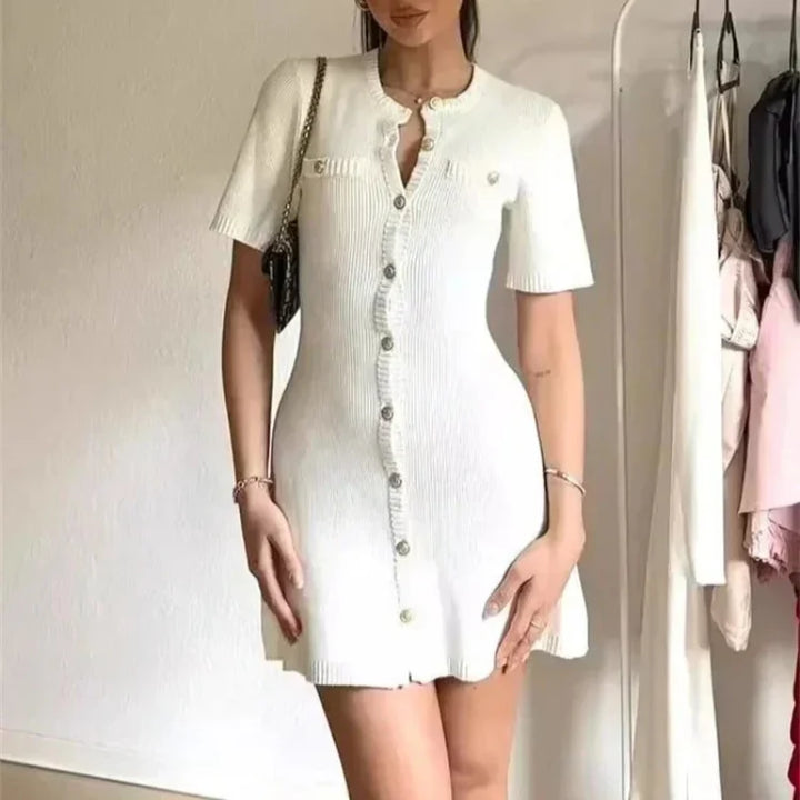 Elegancka damska dzianinowa sukienka mini z guzikami, krótki rękaw. Wygodna, uniwersalna stylizacja.