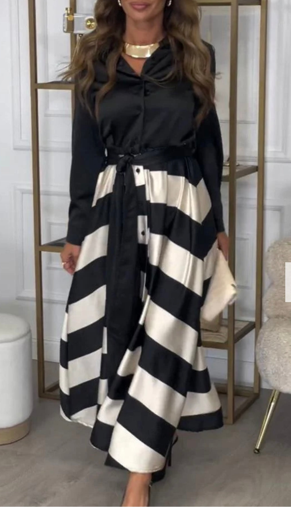 Modelka prezentuje elegancką dwuczęściową sukienkę maxi w paski, idealna na wyjście.