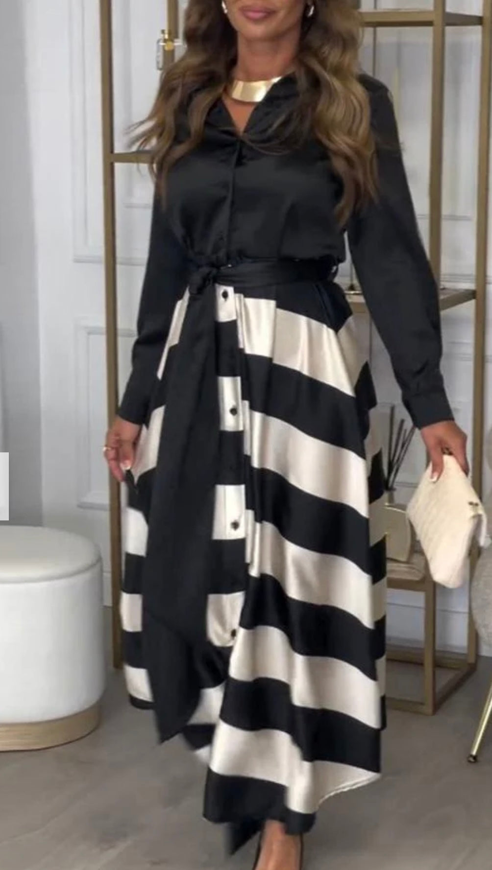 Tylna część eleganckiej sukienki damskiej dwuczęściowej maxi w paski.