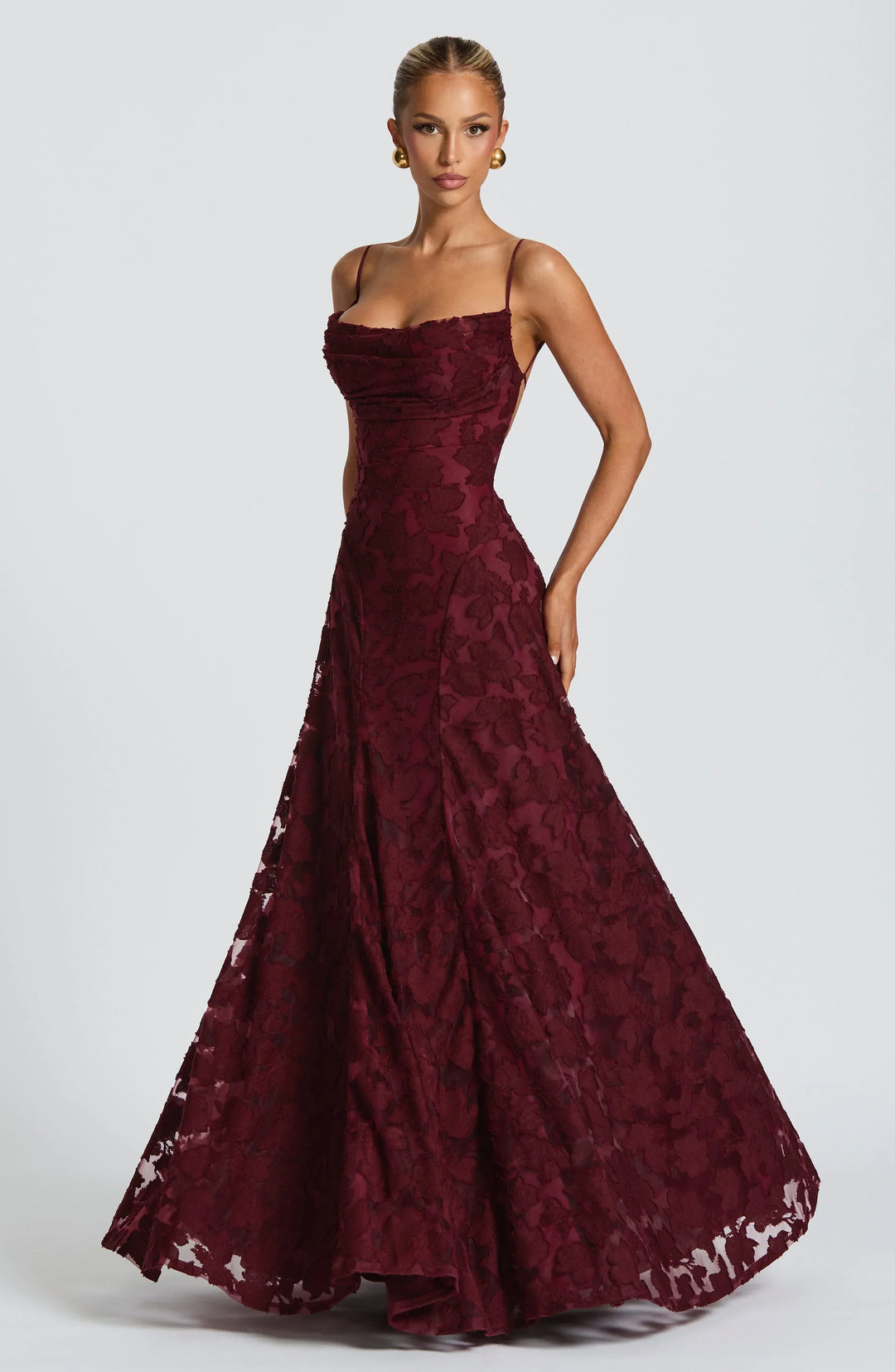 Modna sukienka damska maxi, drapowana. Stworzona dla kobiet ceniących styl wieczorowy i elegancję.
