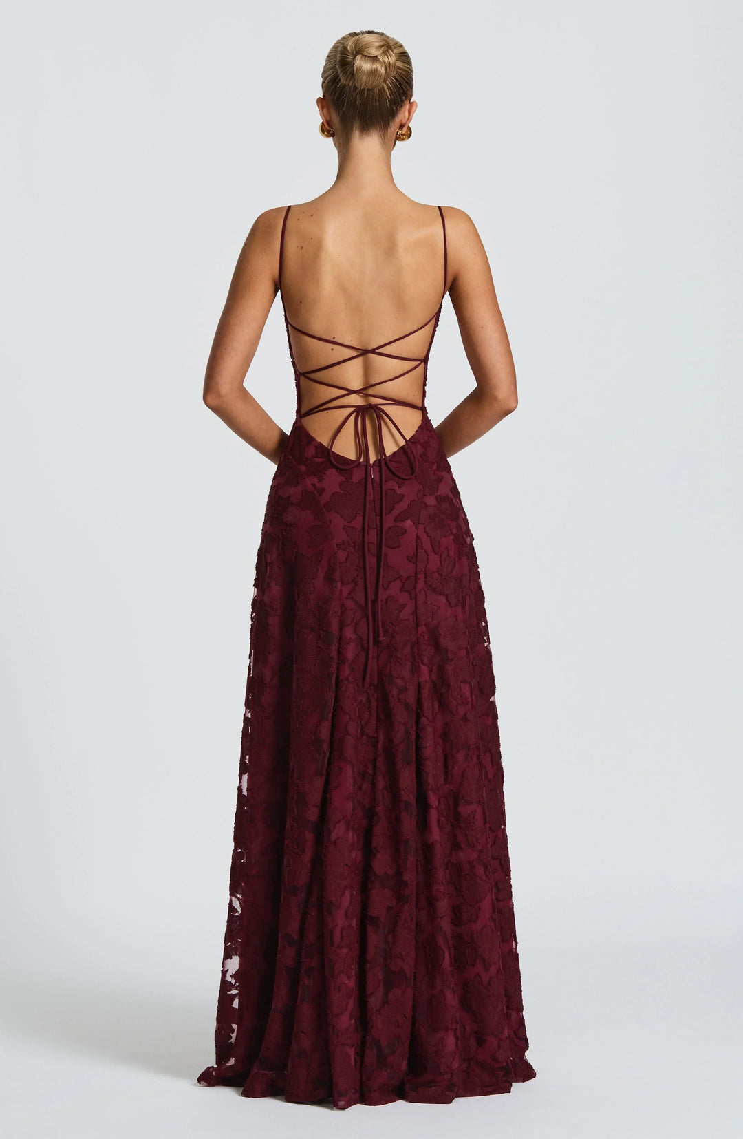 Elegancka sukienka maxi z drapowaniem, podkreślająca sylwetkę. Idealny wybór na wyjątkowe chwile.