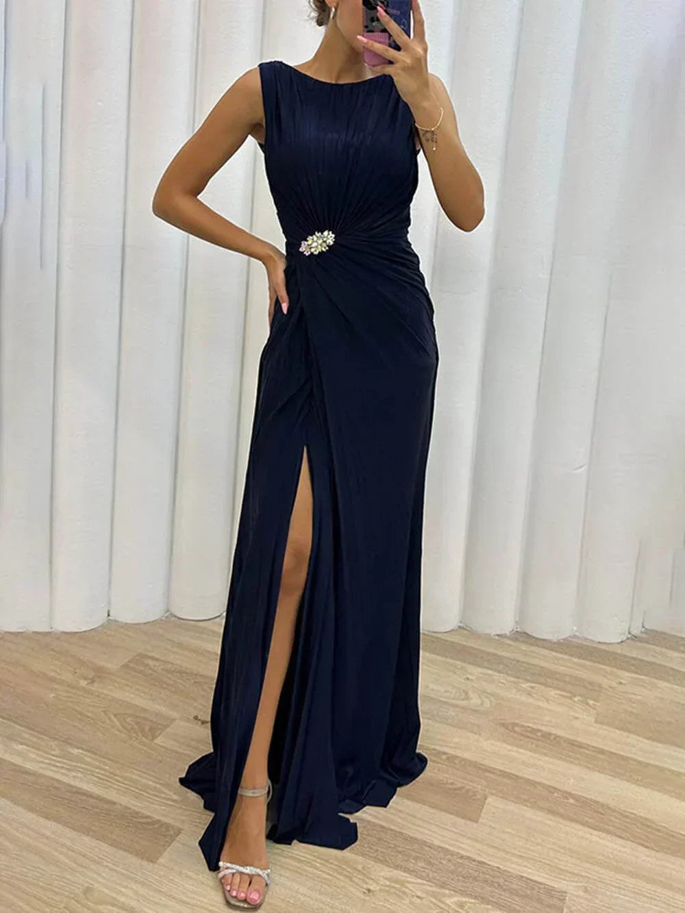 Prezentacja granatowej eleganckiej sukienki maxi z gorsetowym pasem