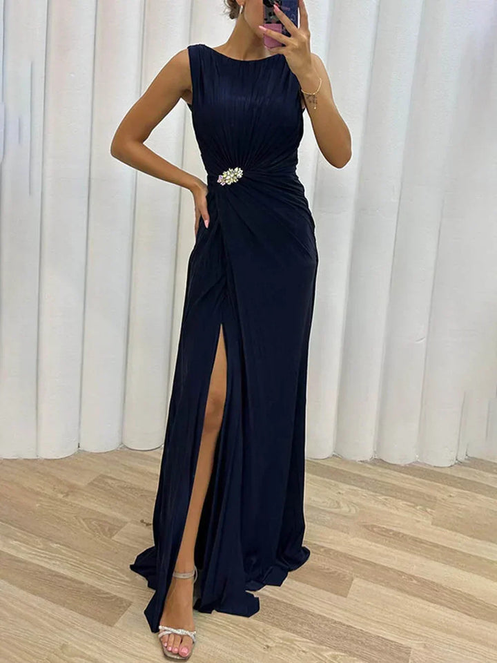 Prezentacja granatowej eleganckiej sukienki maxi z gorsetowym pasem