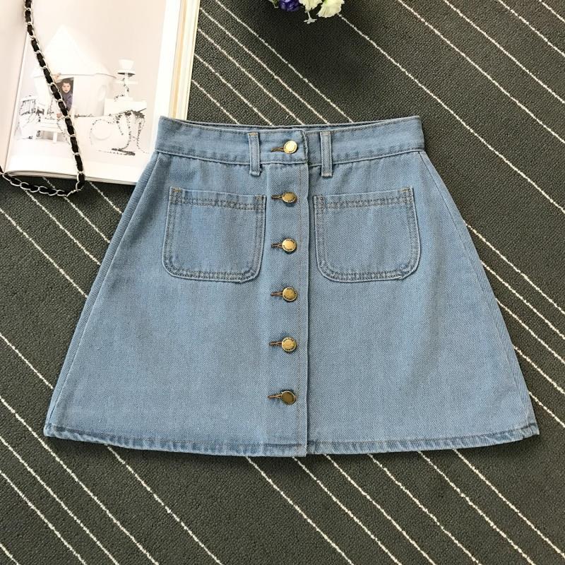 Letnia damska spódnica mini jeansowa z guzikami. Trapezowy krój, idealna do wielu casualowych stylizacji.