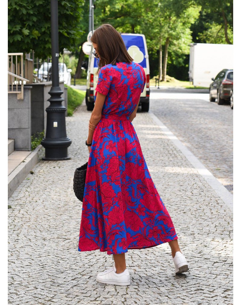 Kopertowa sukienka midi damska z efektownym nadrukiem, łącząca elegancję i casualowy styl.