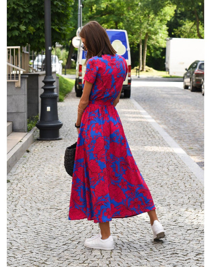Kopertowa sukienka midi damska z efektownym nadrukiem, łącząca elegancję i casualowy styl.