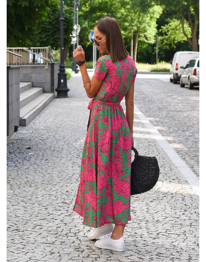 Wszechstronna sukienka midi kopertowa z wzorem, pasująca do eleganckich i codziennych stylizacji.