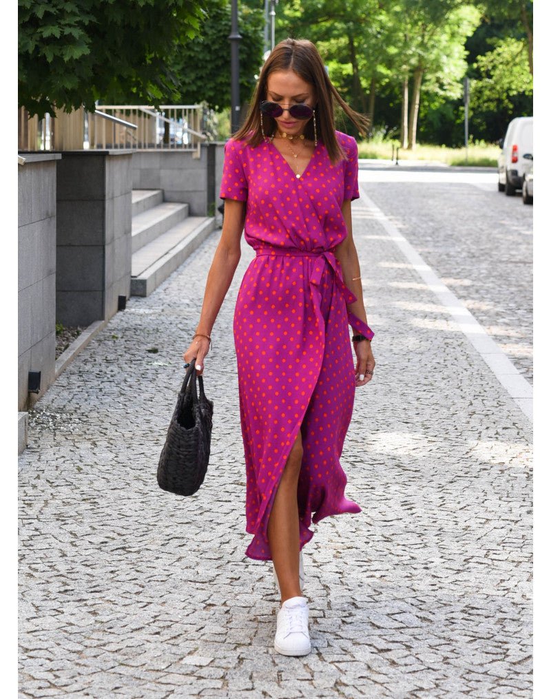 Damska sukienka midi z nadrukiem, fason kopertowy podkreślający sylwetkę, idealna na lato.
