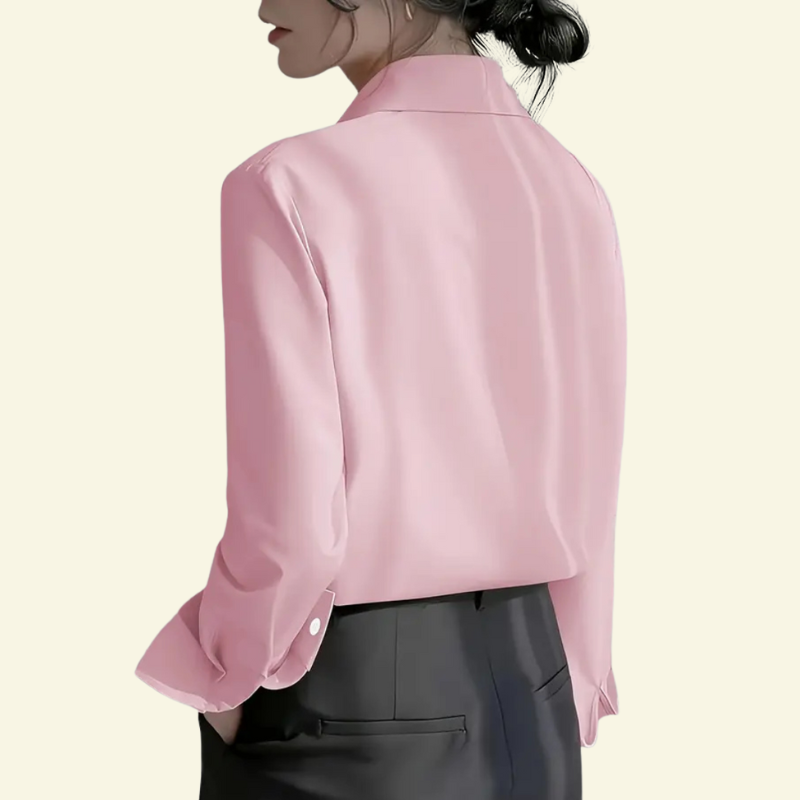 Pełna sylwetka w modnej, eleganckiej koszuli damskiej z długim rękawem. Stylowa i uniwersalna.