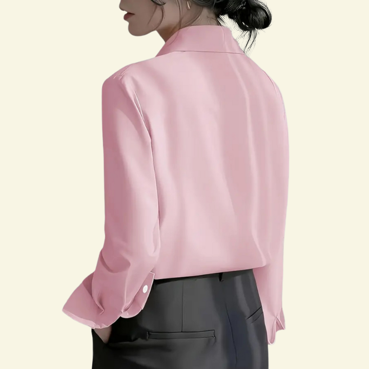 Pełna sylwetka w modnej, eleganckiej koszuli damskiej z długim rękawem. Stylowa i uniwersalna.