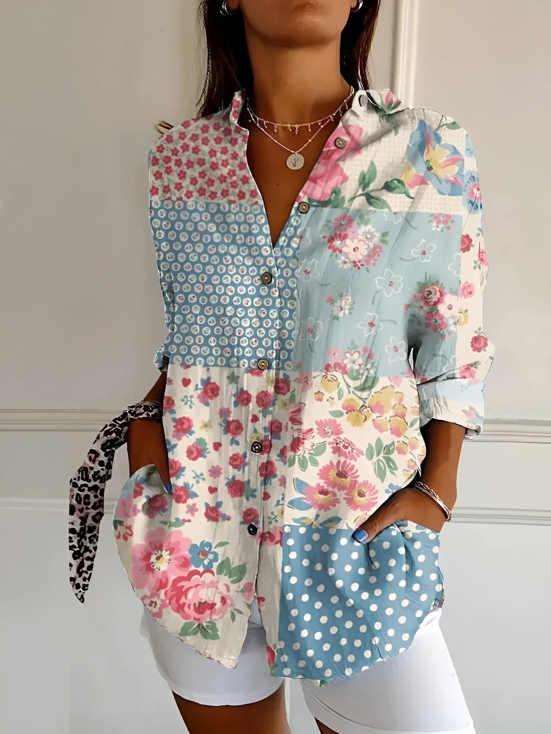 Damska bluzka z długim rękawem, modny wzór kwiatowy. Elegancka i casualowa odzież na wiosnę i lato.