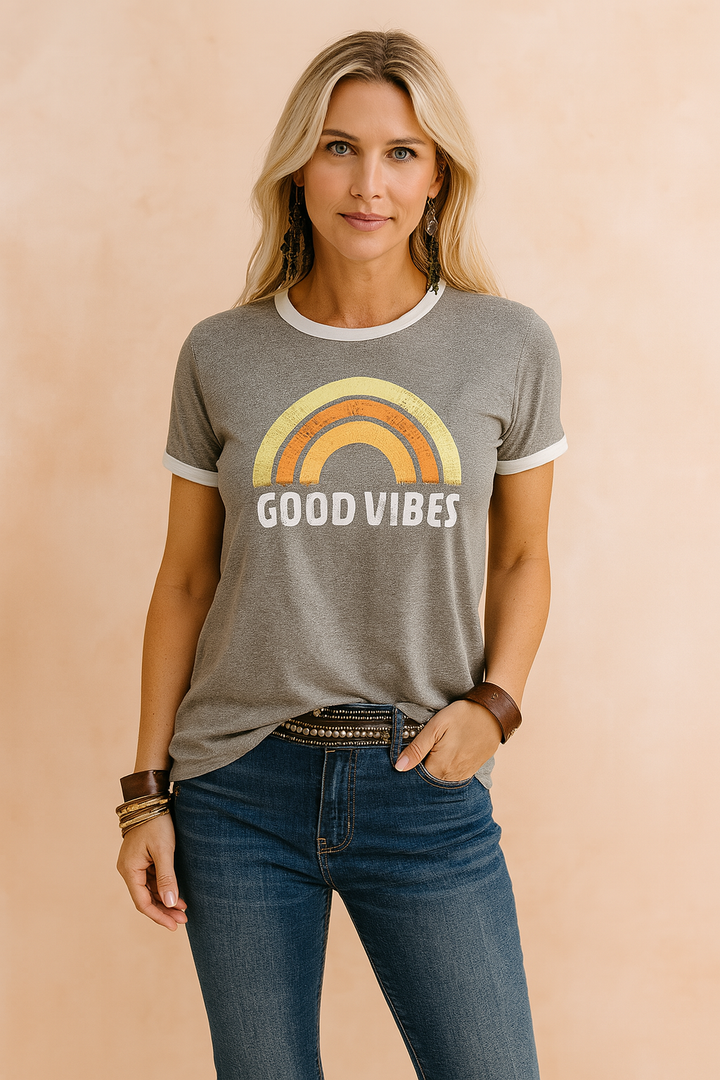 Kolorowa koszulka retro Good Vibes z tęczą, damska. Komfortowa bluzka casual na lato i wiosnę.