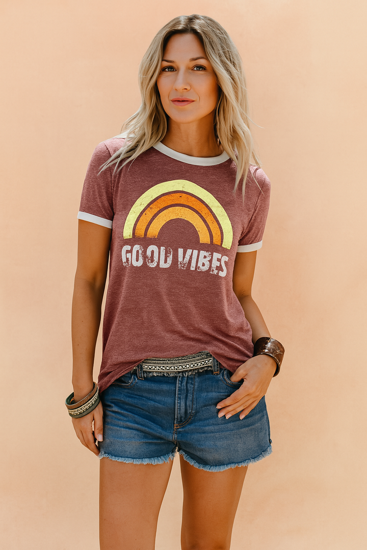 Radosna koszulka damska Good Vibes z tęczą w stylu retro, luźna i wygodna na ciepłe dni.