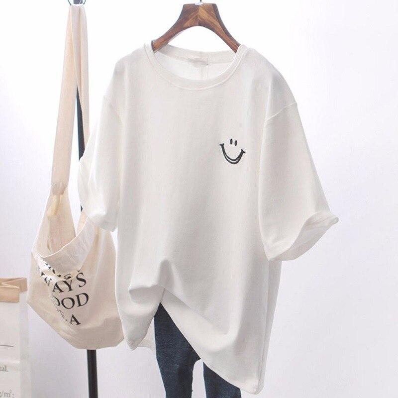 Biała koszulka damska oversize z casualowym nadrukiem uśmiechniętej buźki. Modny i luźny t-shirt.