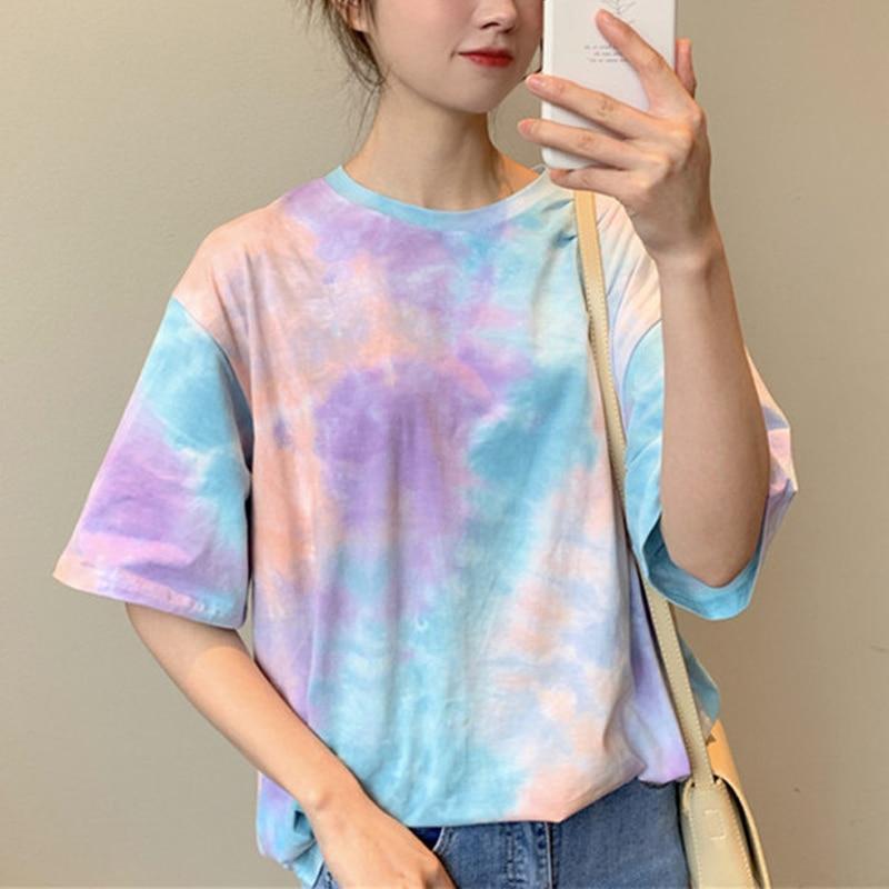 Kolorowa damska koszulka tie-dye z okrągłym dekoltem. Wygodny t-shirt z luźnym krojem, modny na lato.