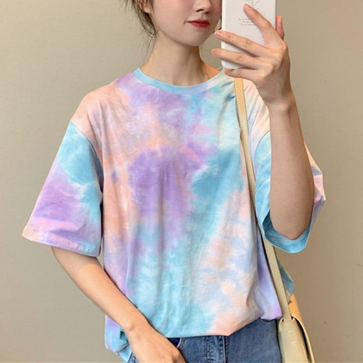 Kolorowa damska koszulka tie-dye z okrągłym dekoltem. Wygodny t-shirt z luźnym krojem, modny na lato.