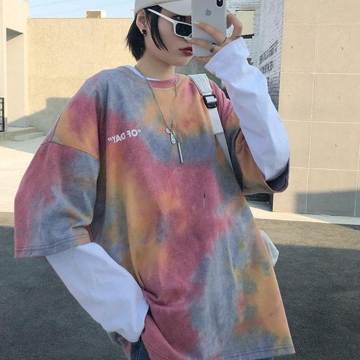 Detal damskiej koszulki t-shirt tie-dye. Unikalny, pastelowy wzór, miękki materiał, stylowa propozycja.