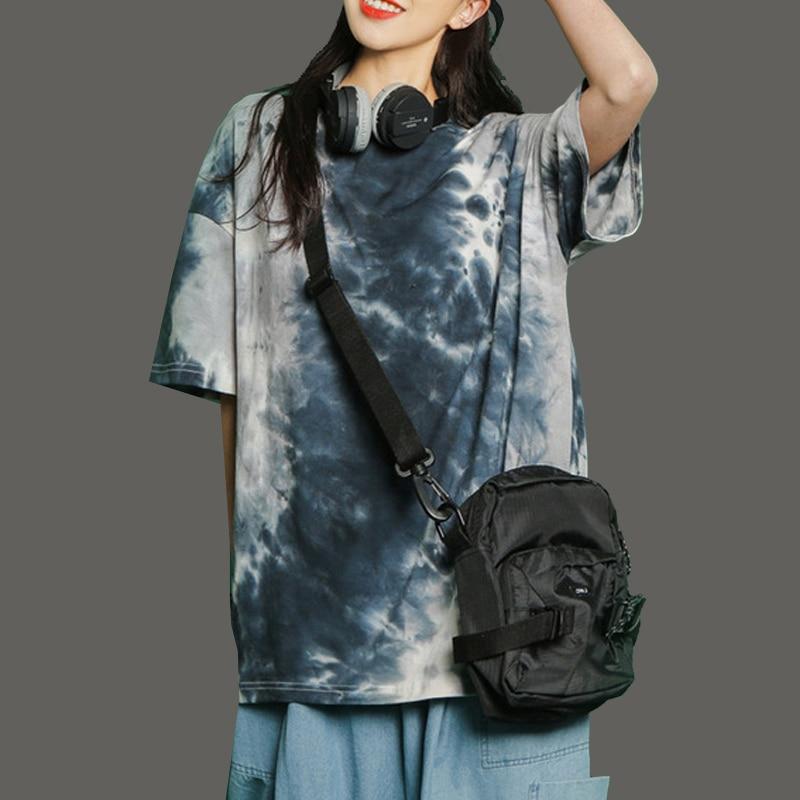 Damska koszulka t-shirt tie-dye, luźny krój. Modna, kolorowa i wygodna, idealna do stylizacji streetwear na lato.