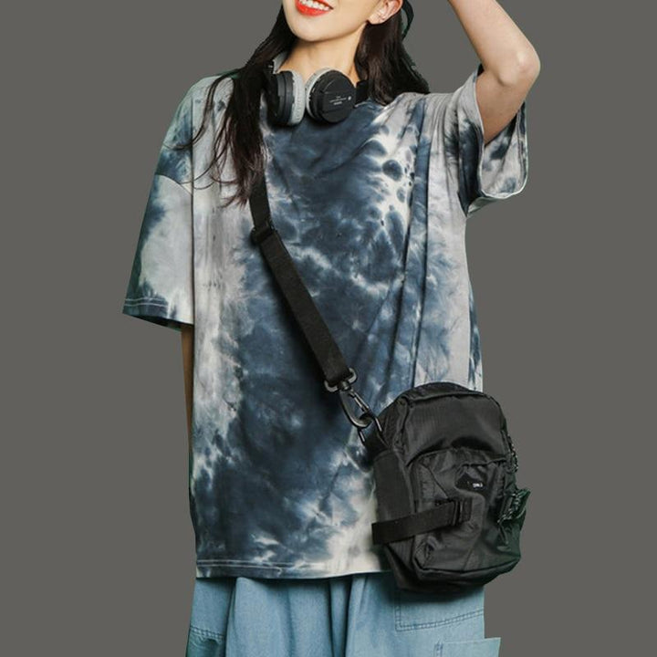 Damska koszulka t-shirt tie-dye, luźny krój. Modna, kolorowa i wygodna, idealna do stylizacji streetwear na lato.