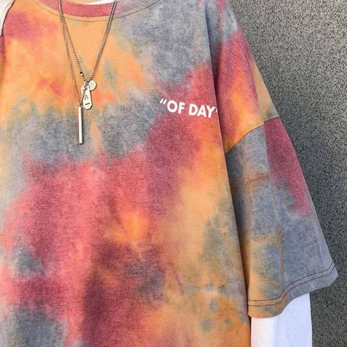 Wielobarwna damska koszulka tie-dye. T-shirt z luźnym krojem, przewiewna, idealna na wakacje i upalne dni.