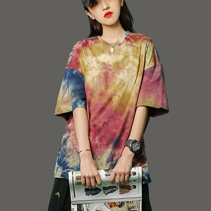Oryginalna damska koszulka t-shirt tie-dye. Kolorowy wzór swirl, okrągły dekolt, styl streetwear, modna na lato.