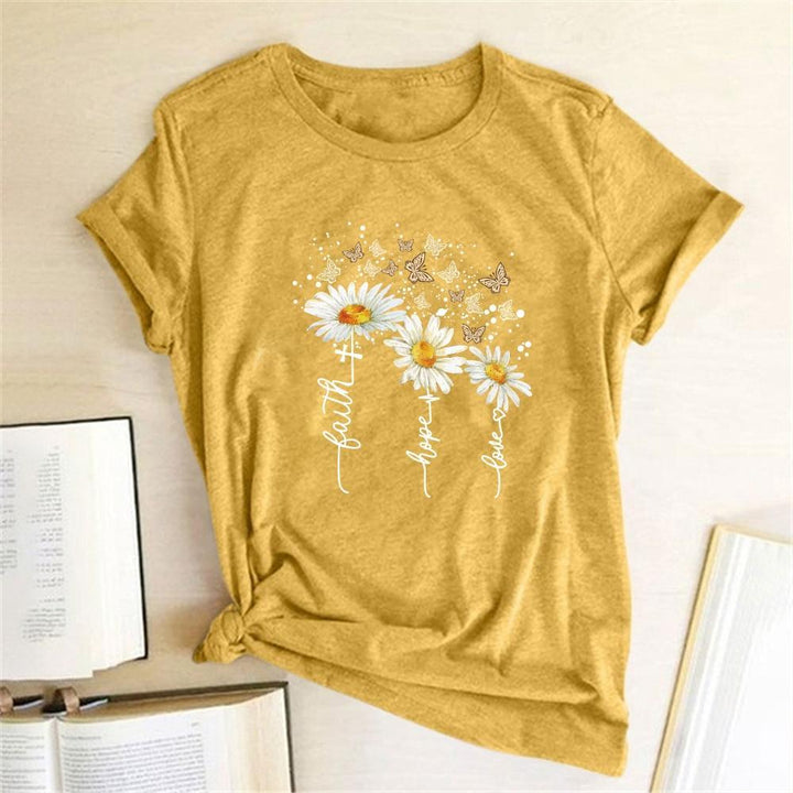 Modna damska koszulka T-shirt z żywym kwiatowym nadrukiem. Elegancka i swobodna stylizacja na każdy dzień, lato.