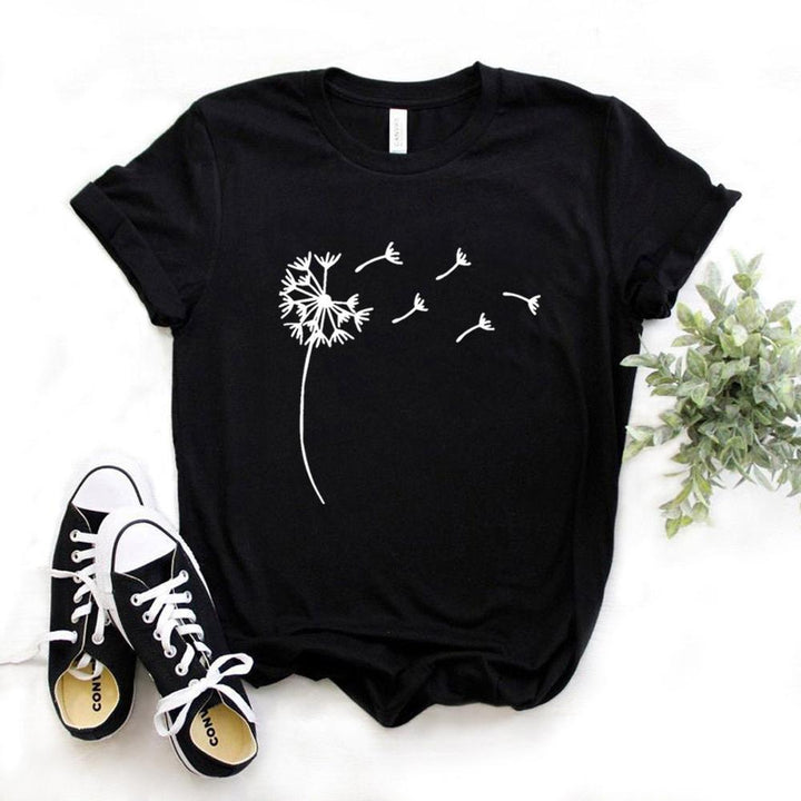 Wygodna damska koszulka T-shirt z kolorowym kwiatowym wzorem, luźna, idealna do casualowych letnich stylizacji.