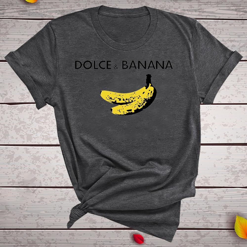 Modna damska koszulka T-shirt z kolorowym nadrukiem bananów, podkreślająca letni look.