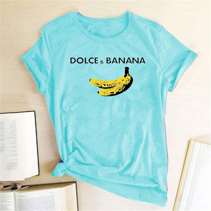 Swobodny T-shirt damski z bananowym wzorem, łączący wygodę i świeży, letni styl.