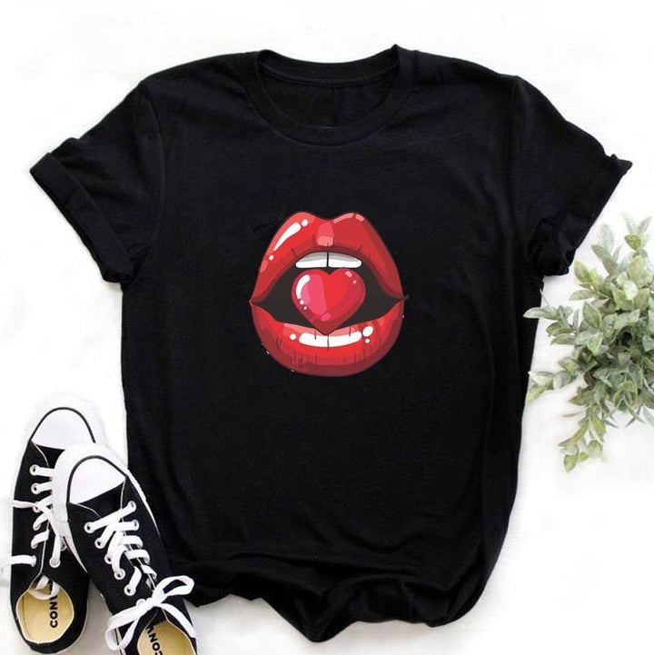 Damska koszulka T-shirt z modnym nadrukiem ust. Luźny, komfortowy fason idealny do casualowych stylizacji.
