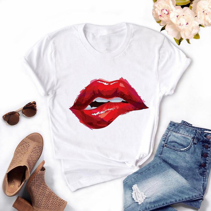 Stylowa damska koszulka T-shirt z nadrukiem ust. Wygodna odzież góra, luźny fason dla codziennego komfortu.