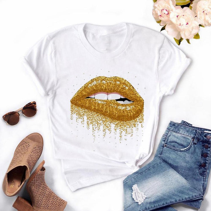 Modna damska koszulka T-shirt z nadrukiem ust. Komfortowa i stylowa odzież góra, idealna do codziennych stylizacji.
