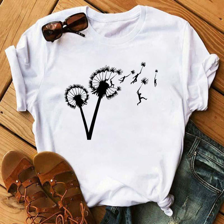 Modna damska koszulka T-shirt z efektownym nadrukiem. Luźny krój zapewnia komfort noszenia na lato.