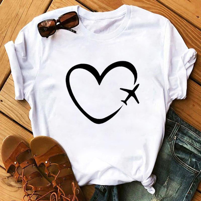 Luźna damska koszulka T-shirt z nowoczesnym wzorem. Idealna do letnich, casualowych stylizacji, bardzo wygodna.