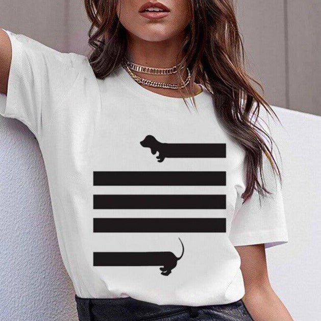 Damska koszulka T-shirt z uroczym jamnikiem. Wygodny, luźny krój, idealna odzież casualowa na co dzień.