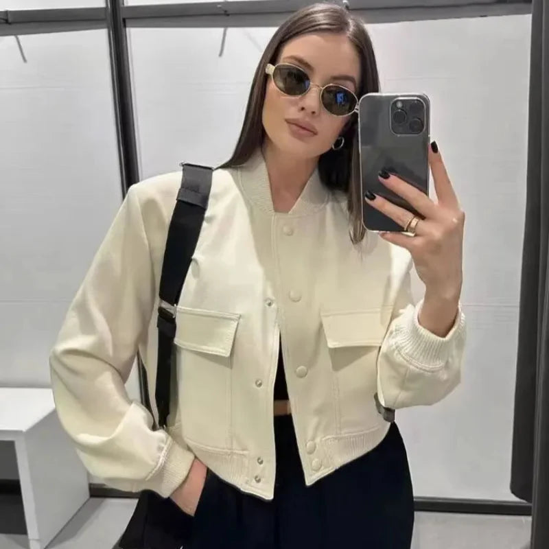 Wygodna damska kurtka bejsbolówka oversize. Stylowa kurtka przejściowa na wiosnę i jesień, idealna do casualowych stylizacji.