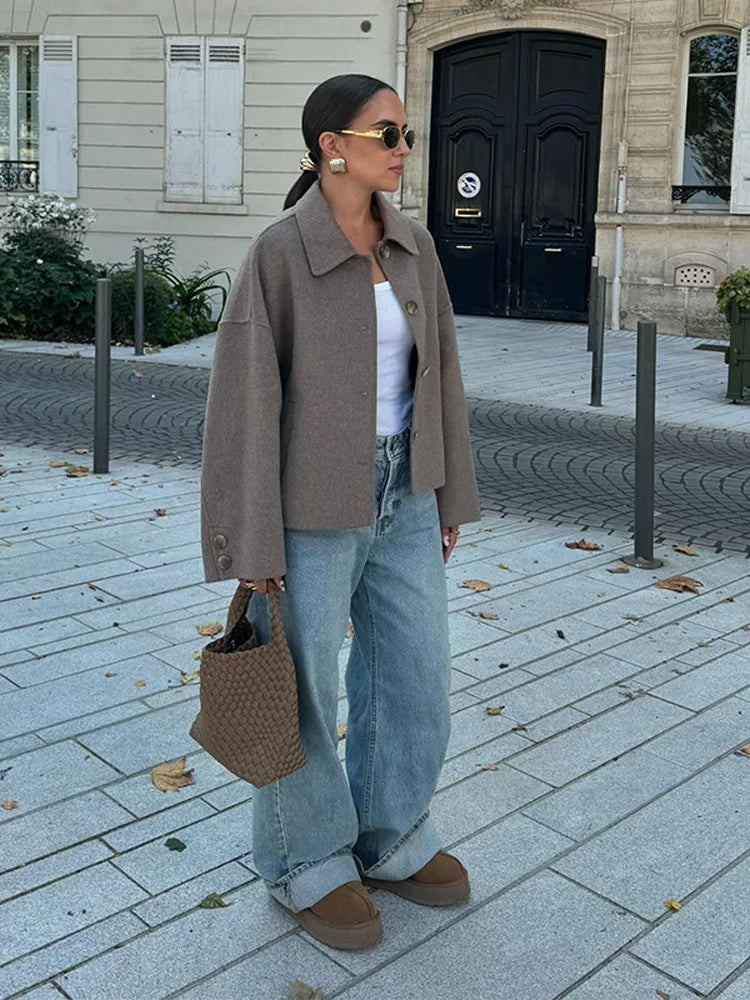 Elegancka damska kurtka taupe o luźnym kroju. Minimalistyczny design pasuje do casualowych i smart-casual stylizacji.