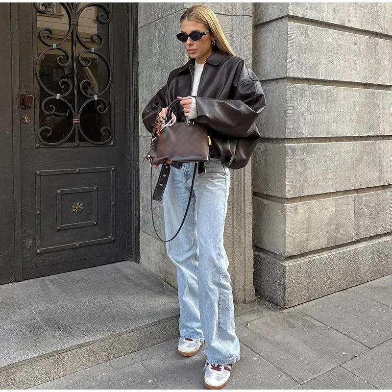 Damska kurtka oversize z kołnierzem i zamkiem, idealna na jesień i wiosnę. Modna, w stylu casual.